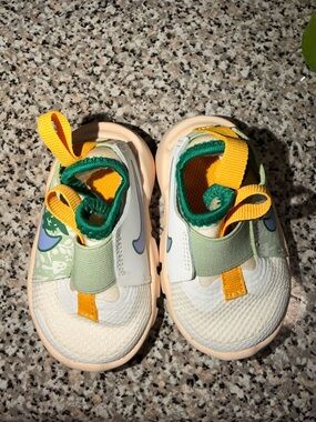 Nike kids Flex Runner 2 Baby Slip-On Shoes – Bunny Graphic – Size 2C